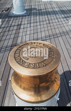 La plaque jaune peut être ronde avec une écriture détaillée et une image du navire sur le pont du navire Bima Suci, port de Semayang, Balikpapan, Bornéo oriental, Indonésie Banque D'Images