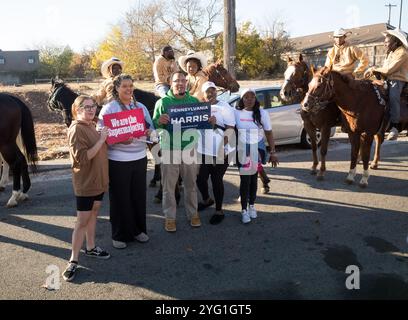 Philadelphie, Pennsylvanie, États-Unis. 5 novembre 2024. Les membres du Fletcher Street Riding Club accueillent les membres de la Super-majorité, un groupe d'action civique non partisan lors d'une « fête aux urnes » avec des promenades à cheval et des DJ lors du vote le jour des élections dans les zones de vote locales dans la section Strawberry Mansion de Philadelphie, en Pennsylvanie. La Pennsylvanie est l'un des nombreux états de champ de bataille où les deux candidats à la présidence ont fait campagne massivement. (Crédit image : © Brian Branch Price/ZUMA Press Wire) USAGE ÉDITORIAL SEULEMENT! Non destiné à UN USAGE commercial ! Banque D'Images