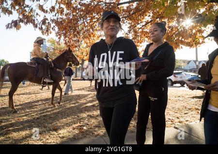 Philadelphie, Pennsylvanie, États-Unis. 5 novembre 2024. Les électeurs se préparent à entrer dans leur bureau de vote à l'école primaire Richard Wright pour voter tandis que les membres du Fletcher Street Riding Club et les membres de la Super-majorité, un groupe d'action civique non partisan divertissent les électeurs avec de la musique live et des promenades à cheval dans la section Strawberry Mansion de Philadelphie, en Pennsylvanie. La Pennsylvanie est l'un des nombreux états de champ de bataille où les deux candidats à la présidence ont fait campagne massivement. (Crédit image : © Brian Branch Price/ZUMA Press Wire) USAGE ÉDITORIAL SEULEMENT! Non destiné à UN USAGE commercial ! Banque D'Images