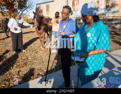 Philadelphie, Pennsylvanie, États-Unis. 5 novembre 2024. Les électeurs quittent leur bureau de vote à l'école primaire Richard Wright pour voter tandis que les membres du Fletcher Street Riding Club et les membres de la Super-majorité, un groupe d'action civique non partisan divertissent les électeurs avec de la musique live et des promenades à cheval dans la section Strawberry Mansion de Philadelphie, en Pennsylvanie. La Pennsylvanie est l'un des nombreux états de champ de bataille où les deux candidats à la présidence ont fait campagne massivement. (Crédit image : © Brian Branch Price/ZUMA Press Wire) USAGE ÉDITORIAL SEULEMENT! Non destiné à UN USAGE commercial ! Banque D'Images