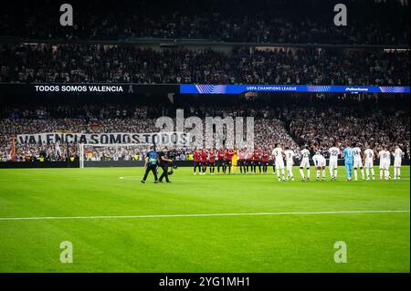 Les fans du Real Madrid montrent leur soutien aux victimes des inondations de Valence alors qu'ils tiennent une bannière qui se traduit par "Valence, c'est nous tous" lors du match de football MD4 de la Ligue des champions de l'UEFA, phase de la Ligue des champions entre le Real Madrid CF et l'AC Milan le 5 novembre 2024 au stade Santiago Bernabeu de Madrid, Espagne Banque D'Images