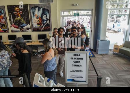 Une longue file d'attente est vue devant l'un des centres de vote de l'Université de Californie, San Diego. Aujourd'hui, le 5 novembre, est le jour des élections aux États-Unis, et c'est le dernier jour pour les citoyens de voter pour le prochain président. À travers l'Amérique, des millions de personnes se dirigent vers les centres de vote pour faire leur choix pour le leader de la nation pour les quatre prochaines années. À San Diego, en Californie, de longues files d'attente se forment dans chaque centre de vote, les gens attendent pour voter. Bien que les centres de vote ferment à 20 heures, beaucoup d'entre eux ont encore de longues files d'attente, la plupart restant occupés jusqu'à 19 heures 30 Banque D'Images