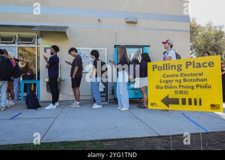 Une longue file d'attente est vue devant l'un des centres de vote de l'Université de Californie, San Diego. Aujourd'hui, le 5 novembre, est le jour des élections aux États-Unis, et c'est le dernier jour pour les citoyens de voter pour le prochain président. À travers l'Amérique, des millions de personnes se dirigent vers les centres de vote pour faire leur choix pour le leader de la nation pour les quatre prochaines années. À San Diego, en Californie, de longues files d'attente se forment dans chaque centre de vote, les gens attendent pour voter. Bien que les centres de vote ferment à 20 heures, beaucoup d'entre eux ont encore de longues files d'attente, la plupart restant occupés jusqu'à 19 heures 30 Banque D'Images