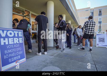 Une longue file d'attente est vue devant l'un des centres de vote de l'Université de Californie, San Diego. Aujourd'hui, le 5 novembre, est le jour des élections aux États-Unis, et c'est le dernier jour pour les citoyens de voter pour le prochain président. À travers l'Amérique, des millions de personnes se dirigent vers les centres de vote pour faire leur choix pour le leader de la nation pour les quatre prochaines années. À San Diego, en Californie, de longues files d'attente se forment dans chaque centre de vote, les gens attendent pour voter. Bien que les centres de vote ferment à 20 heures, beaucoup d'entre eux ont encore de longues files d'attente, la plupart restant occupés jusqu'à 19 heures 30 Banque D'Images