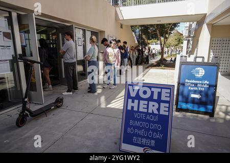 Une longue file d'attente est vue devant l'un des centres de vote de l'Université de Californie, San Diego. Aujourd'hui, le 5 novembre, est le jour des élections aux États-Unis, et c'est le dernier jour pour les citoyens de voter pour le prochain président. À travers l'Amérique, des millions de personnes se dirigent vers les centres de vote pour faire leur choix pour le leader de la nation pour les quatre prochaines années. À San Diego, en Californie, de longues files d'attente se forment dans chaque centre de vote, les gens attendent pour voter. Bien que les centres de vote ferment à 20 heures, beaucoup d'entre eux ont encore de longues files d'attente, la plupart restant occupés jusqu'à 19 heures 30 Banque D'Images