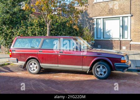 Loosduinen, la Haye, les pays-Bas - 3 novembre 2024 : Classic Volvo 240 station wagon, break voiture de tourisme garé sur Scenic a Suburban St Banque D'Images