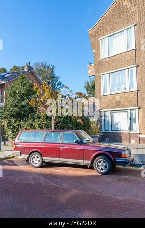 La Haye, pays-Bas - 3 novembre 2024 : break Volvo 240 classique, voiture de tourisme break garée sur une rue pittoresque de banlieue Banque D'Images