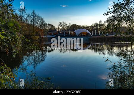 Détente au bord de l'eau lors d'une promenade automnale près du réservoir parmi les feuilles dans le parc Lisiniec Banque D'Images