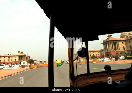 Une vue du boulevard Rajpath, vu d'un autorickshaw en mouvement à New Delhi, Delhi, Inde. Banque D'Images