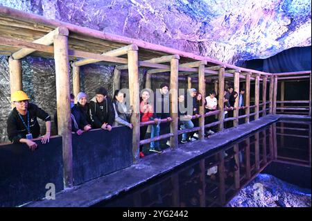 Zipaquira, Colombie. 4 novembre 2024. Les gens regardent un étang salé souterrain en visitant la cathédrale salée de Zipaquira dans le département de Cundinamarca, Colombie, 4 novembre 2024. La cathédrale de sel de Zipaquira, une église souterraine construite dans les tunnels d'une mine de sel à environ 200 mètres sous terre, est une destination touristique célèbre du pays. Crédit : Zhou Shengping/Xinhua/Alamy Live News Banque D'Images