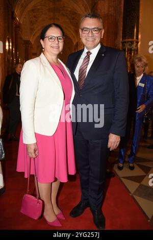 Renate Dr Florian Herrmann, Leiter der Staatskanzlei und Staatsminister fuer Bundesangelegenheiten und Medien Muenchen 05.11.2024 Residenz Kaisersaal Silbertee Benefiz Deutsch Amerikanischer Frauenclub Muenchen Muenchen *** Renate Dr Florian Herrmann, chef de la chancellerie d'État et ministre d'État aux Affaires fédérales et médias Munich 05 11 2024 Residence Kaisersaal Silver Tea Benefit Benefit Banque D'Images