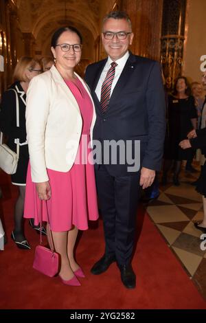 Renate Dr Florian Herrmann, Leiter der Staatskanzlei und Staatsminister fuer Bundesangelegenheiten und Medien Muenchen 05.11.2024 Residenz Kaisersaal Silbertee Benefiz Deutsch Amerikanischer Frauenclub Muenchen Muenchen *** Renate Dr Florian Herrmann, chef de la chancellerie d'État et ministre d'État aux Affaires fédérales et médias Munich 05 11 2024 Residence Kaisersaal Silver Tea Benefit Benefit Banque D'Images