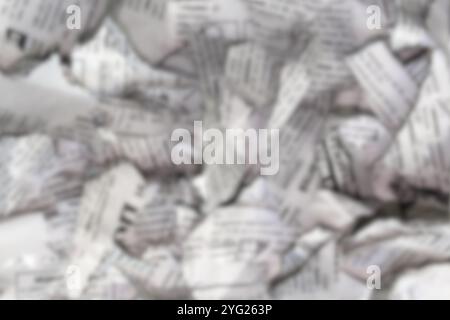 Beaucoup de vieux journaux sur la surface horizontale. Texture d'arrière-plan, vue de dessus, flou Banque D'Images