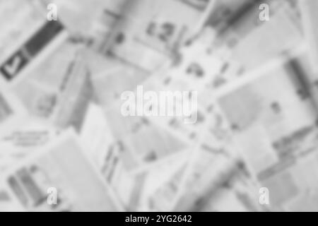 Beaucoup de vieux journaux sur la surface horizontale. Texture d'arrière-plan, vue de dessus, flou Banque D'Images