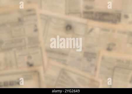 Beaucoup de vieux journaux sur la surface horizontale. Texture d'arrière-plan, vue de dessus, flou Banque D'Images