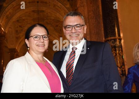 Renate Dr Florian Herrmann, Leiter der Staatskanzlei und Staatsminister fuer Bundesangelegenheiten und Medien Muenchen 05.11.2024 Residenz Kaisersaal Silbertee Benefiz Deutsch Amerikanischer Frauenclub Muenchen Muenchen *** Renate Dr Florian Herrmann, chef de la chancellerie d'État et ministre d'État aux Affaires fédérales et médias Munich 05 11 2024 Residence Kaisersaal Silver Tea Benefit Benefit Banque D'Images