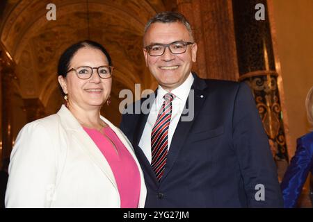 Renate Dr Florian Herrmann, Leiter der Staatskanzlei und Staatsminister fuer Bundesangelegenheiten und Medien Muenchen 05.11.2024 Residenz Kaisersaal Silbertee Benefiz Deutsch Amerikanischer Frauenclub Muenchen Muenchen *** Renate Dr Florian Herrmann, chef de la chancellerie d'État et ministre d'État aux Affaires fédérales et médias Munich 05 11 2024 Residence Kaisersaal Silver Tea Benefit Benefit Banque D'Images