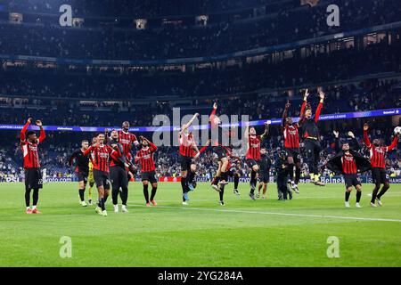 Les joueurs de l'AC Milan célèbrent la victoire lors de la Ligue des Champions de l'UEFA, phase de Ligue, match de football de la journée 4 entre le Real Madrid CF et l'AC Milan le 5 novembre 2024 au stade Santiago Bernabeu de Madrid, en Espagne Banque D'Images
