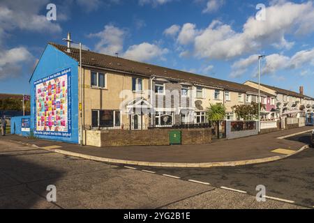 IRLANDE DU NORD, BELFAST, WEST BELFAST, SHANKILL, LA COURTEPOINTE MURALE POUR FEMMES SUR HOPEWELL CRESCENT Banque D'Images