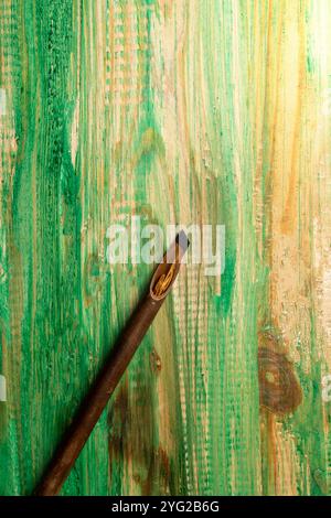 Les roseaux de calligraphie ont couvert l'encre sur fond de bois. Encre pour stylo à roseaux pour écrire la calligraphie arabe Banque D'Images