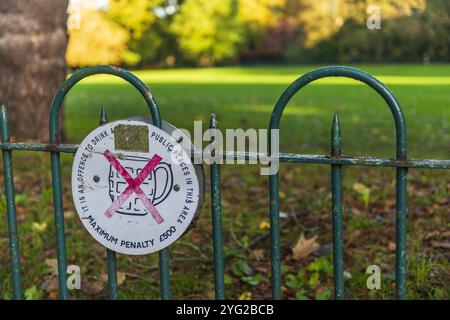 IRLANDE DU NORD, BELFAST, PANNEAU PAS DE BOISSONS DANS LES JARDINS BOTANIQUES DE BELFAST Banque D'Images