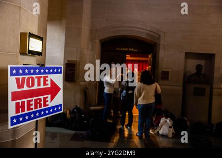 Bloomington, États-Unis. 05 novembre 2024. BLOOMINGTON, INDIANA - 5 NOVEMBRE : les électeurs entrent dans l'IMU le 5 novembre 2024 à Bloomington, Indiana. ( Credit : Jeremy Hogan/Alamy Live News Banque D'Images