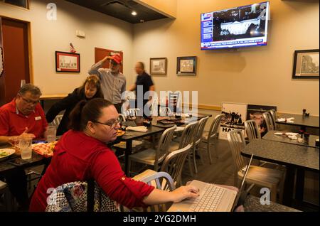 Bloomington, États-Unis. 05 novembre 2024. BLOOMINGTON, INDIANA - 5 NOVEMBRE : les républicains du comté de Monroe se réunissent pour une fête de surveillance le soir des élections, le 5 novembre 2024 à Bloomington, Indiana. ( Credit : Jeremy Hogan/Alamy Live News Banque D'Images