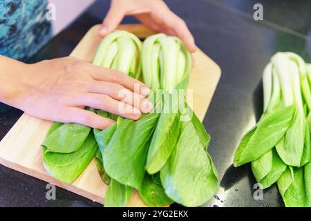 Vert bok choy sur une planche à découper dans une cuisine Banque D'Images