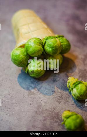 Choux de Bruxelles créatifs dans Waffle Cone - concept unique de Healthy Food. Photo de haute qualité Banque D'Images