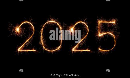 2025 bonne célébration de feux d'artifice du nouvel an écrit pétillant à une nuit Banque D'Images