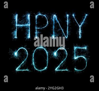 2025 (HPNY) bonne fête des feux d'artifice écrit pétillant la nuit Banque D'Images