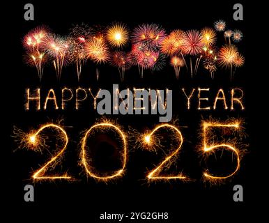 2025 bonne célébration de feux d'artifice du nouvel an écrit pétillant à une nuit Banque D'Images