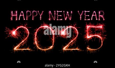 2025 bonne célébration de feux d'artifice du nouvel an écrit pétillant à une nuit Banque D'Images