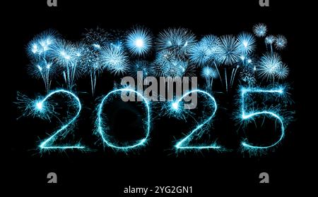 2025 bonne célébration de feux d'artifice du nouvel an écrit pétillant à une nuit Banque D'Images