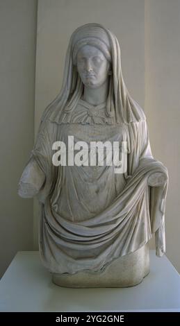 Vestalis Maxima avec une couronne murale. Prêtresses de Vesta. Rome. Maison des Vierges Vestales. Forum romain. iie siècle. Musée national romain (Thermes de Di Banque D'Images