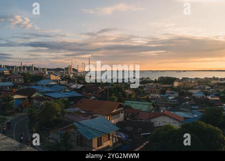 Photo de la raffinerie de la ville de Balikpapan vue de loin pendant l'heure d'or dans l'après-midi, Balikpapan, Kalimantan oriental, Indonésie Banque D'Images