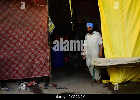 New Delhi, Inde. 08 mars 2021. Les agriculteurs indiens organisent une manifestation à la frontière de Tikri près de New Delhi contre les nouvelles lois agricoles du gouvernement. Des milliers de femmes se sont jointes aux manifestations des paysans à l’occasion de la Journée internationale de la femme pour réclamer la suppression des trois projets de loi agricoles adoptés par le Parlement indien en septembre 2020. Les agriculteurs et leurs familles, ainsi que les syndicats d’agriculteurs, protestent depuis des mois pour que les nouvelles lois agricoles soient abrogées car ils pensent qu’elles ouvriraient le secteur agricole du pays aux entreprises et ruineraient leurs moyens de subsistance Banque D'Images