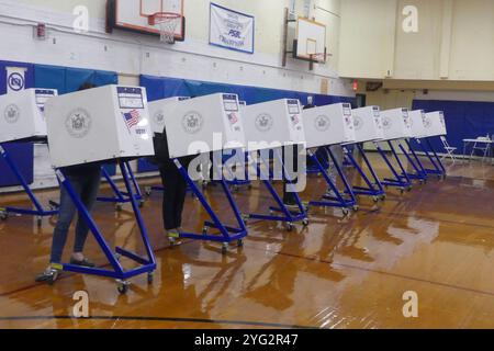 Brooklyn, NY 11220, États-Unis. 5 novembre 2024. Les bureaux de vote dans les districts fortement démocrates de Brooklyn, New York, ont été peu fréquentés et sombres dans leur atmosphère alors que les électeurs se sont précipités pour voter lors de l'élection présidentielle de 2024, pour laquelle Donald Trump était le favori le jour du scrutin. Crédit : ©Julia Mineeva/EGBN TV News/Alamy Live News Banque D'Images