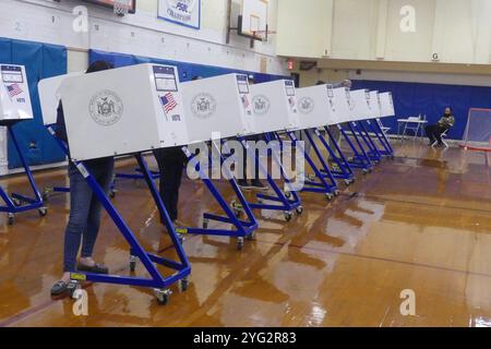 Brooklyn, NY 11220, États-Unis. 5 novembre 2024. Les bureaux de vote dans les districts fortement démocrates de Brooklyn, New York, ont été peu fréquentés et sombres dans leur atmosphère alors que les électeurs se sont précipités pour voter lors de l'élection présidentielle de 2024, pour laquelle Donald Trump était le favori le jour du scrutin. Crédit : ©Julia Mineeva/EGBN TV News/Alamy Live News Banque D'Images