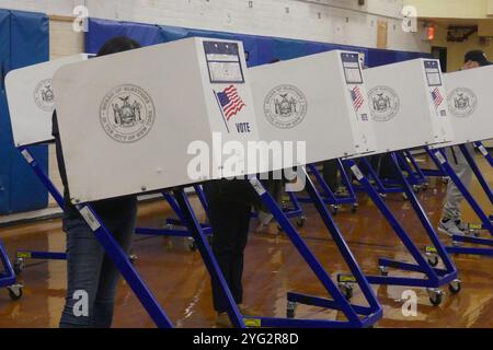 Brooklyn, NY 11220, États-Unis. 5 novembre 2024. Les bureaux de vote dans les districts fortement démocrates de Brooklyn, New York, ont été peu fréquentés et sombres dans leur atmosphère alors que les électeurs se sont précipités pour voter lors de l'élection présidentielle de 2024, pour laquelle Donald Trump était le favori le jour du scrutin. Crédit : ©Julia Mineeva/EGBN TV News/Alamy Live News Banque D'Images