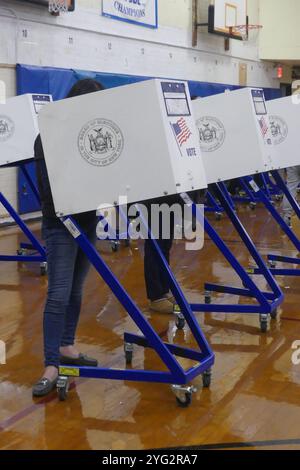 Brooklyn, NY 11220, États-Unis. 5 novembre 2024. Les bureaux de vote dans les districts fortement démocrates de Brooklyn, New York, ont été peu fréquentés et sombres dans leur atmosphère alors que les électeurs se sont précipités pour voter lors de l'élection présidentielle de 2024, pour laquelle Donald Trump était le favori le jour du scrutin. Crédit : ©Julia Mineeva/EGBN TV News/Alamy Live News Banque D'Images