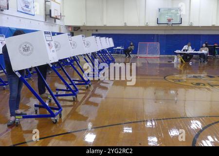 Brooklyn, NY 11220, États-Unis. 5 novembre 2024. Les bureaux de vote dans les districts fortement démocrates de Brooklyn, New York, ont été peu fréquentés et sombres dans leur atmosphère alors que les électeurs se sont précipités pour voter lors de l'élection présidentielle de 2024, pour laquelle Donald Trump était le favori le jour du scrutin. Crédit : ©Julia Mineeva/EGBN TV News/Alamy Live News Banque D'Images