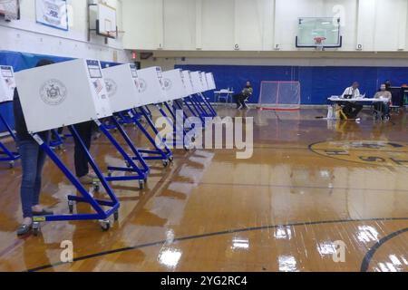 Brooklyn, NY 11220, États-Unis. 5 novembre 2024. Les bureaux de vote dans les districts fortement démocrates de Brooklyn, New York, ont été peu fréquentés et sombres dans leur atmosphère alors que les électeurs se sont précipités pour voter lors de l'élection présidentielle de 2024, pour laquelle Donald Trump était le favori le jour du scrutin. Crédit : ©Julia Mineeva/EGBN TV News/Alamy Live News Banque D'Images