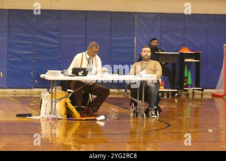 Brooklyn, NY 11220, États-Unis. 5 novembre 2024. Les bureaux de vote dans les districts fortement démocrates de Brooklyn, New York, ont été peu fréquentés et sombres dans leur atmosphère alors que les électeurs se sont précipités pour voter lors de l'élection présidentielle de 2024, pour laquelle Donald Trump était le favori le jour du scrutin. Crédit : ©Julia Mineeva/EGBN TV News/Alamy Live News Banque D'Images