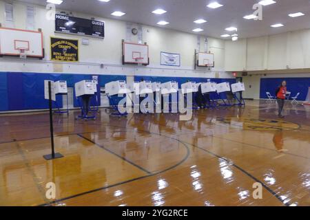 Brooklyn, NY 11220, États-Unis. 5 novembre 2024. Les bureaux de vote dans les districts fortement démocrates de Brooklyn, New York, ont été peu fréquentés et sombres dans leur atmosphère alors que les électeurs se sont précipités pour voter lors de l'élection présidentielle de 2024, pour laquelle Donald Trump était le favori le jour du scrutin. Crédit : ©Julia Mineeva/EGBN TV News/Alamy Live News Banque D'Images