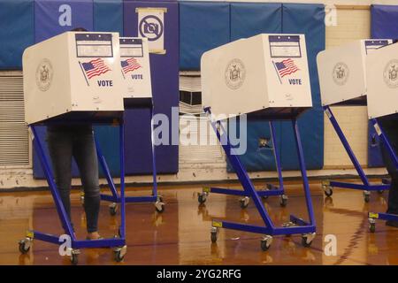 Brooklyn, NY 11220, États-Unis. 5 novembre 2024. Les bureaux de vote dans les districts fortement démocrates de Brooklyn, New York, ont été peu fréquentés et sombres dans leur atmosphère alors que les électeurs se sont précipités pour voter lors de l'élection présidentielle de 2024, pour laquelle Donald Trump était le favori le jour du scrutin. Crédit : ©Julia Mineeva/EGBN TV News/Alamy Live News Banque D'Images