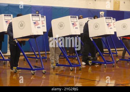 Brooklyn, NY 11220, États-Unis. 5 novembre 2024. Les bureaux de vote dans les districts fortement démocrates de Brooklyn, New York, ont été peu fréquentés et sombres dans leur atmosphère alors que les électeurs se sont précipités pour voter lors de l'élection présidentielle de 2024, pour laquelle Donald Trump était le favori le jour du scrutin. Crédit : ©Julia Mineeva/EGBN TV News/Alamy Live News Banque D'Images