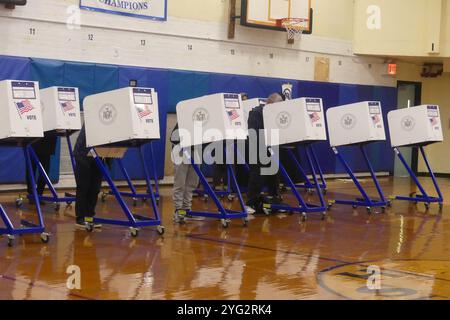 Brooklyn, NY 11220, États-Unis. 5 novembre 2024. Les bureaux de vote dans les districts fortement démocrates de Brooklyn, New York, ont été peu fréquentés et sombres dans leur atmosphère alors que les électeurs se sont précipités pour voter lors de l'élection présidentielle de 2024, pour laquelle Donald Trump était le favori le jour du scrutin. Crédit : ©Julia Mineeva/EGBN TV News/Alamy Live News Banque D'Images