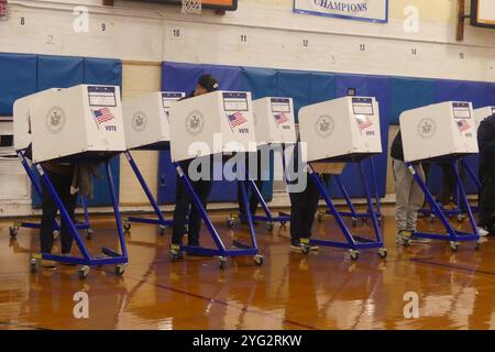 Brooklyn, NY 11220, États-Unis. 5 novembre 2024. Les bureaux de vote dans les districts fortement démocrates de Brooklyn, New York, ont été peu fréquentés et sombres dans leur atmosphère alors que les électeurs se sont précipités pour voter lors de l'élection présidentielle de 2024, pour laquelle Donald Trump était le favori le jour du scrutin. Crédit : ©Julia Mineeva/EGBN TV News/Alamy Live News Banque D'Images