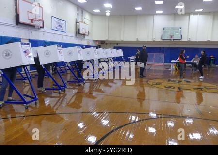 Brooklyn, NY 11220, États-Unis. 5 novembre 2024. Les bureaux de vote dans les districts fortement démocrates de Brooklyn, New York, ont été peu fréquentés et sombres dans leur atmosphère alors que les électeurs se sont précipités pour voter lors de l'élection présidentielle de 2024, pour laquelle Donald Trump était le favori le jour du scrutin. Crédit : ©Julia Mineeva/EGBN TV News/Alamy Live News Banque D'Images